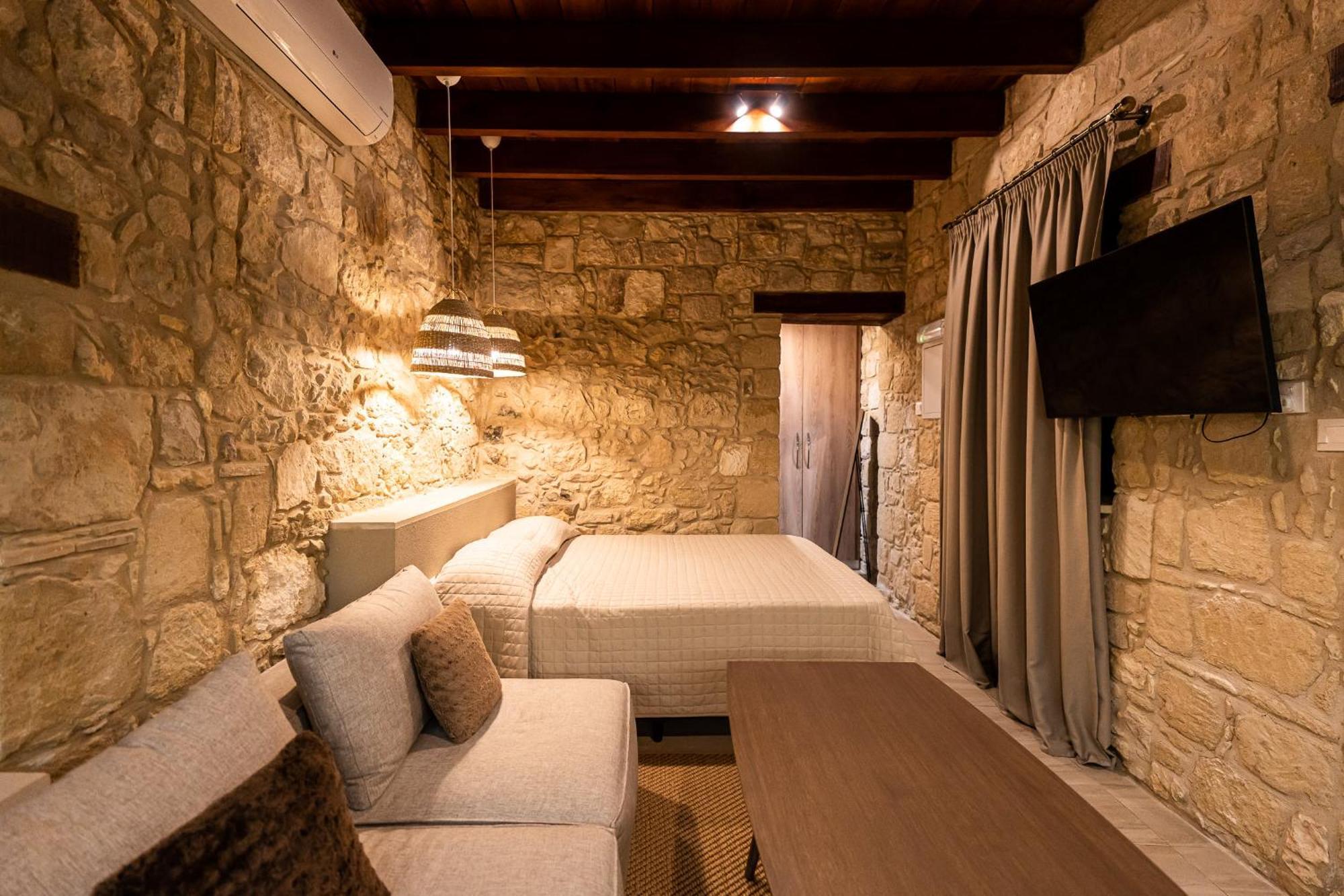 Harma Traditional Boutique Suites Paphos Bilik gambar