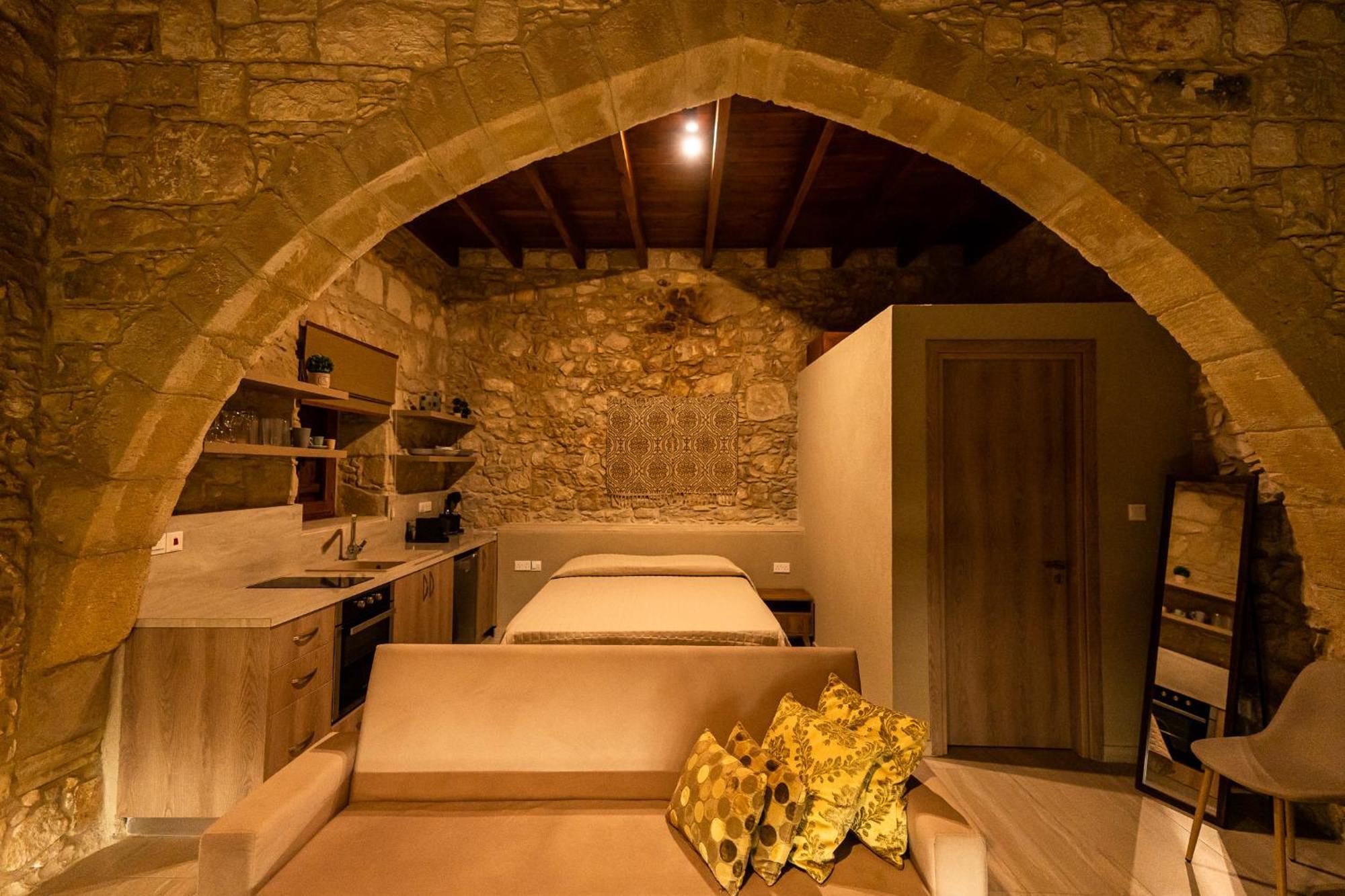 Harma Traditional Boutique Suites Paphos Bilik gambar